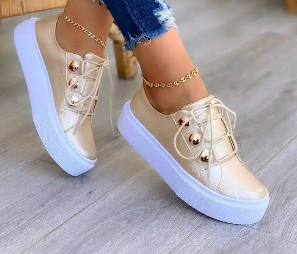 סניקרס עם אבזם