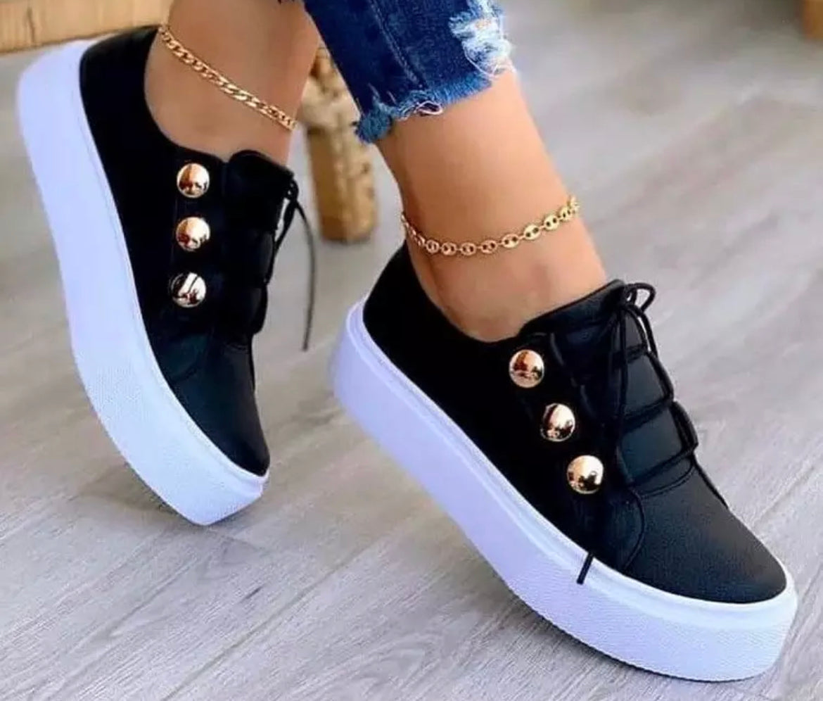 סניקרס עם אבזם